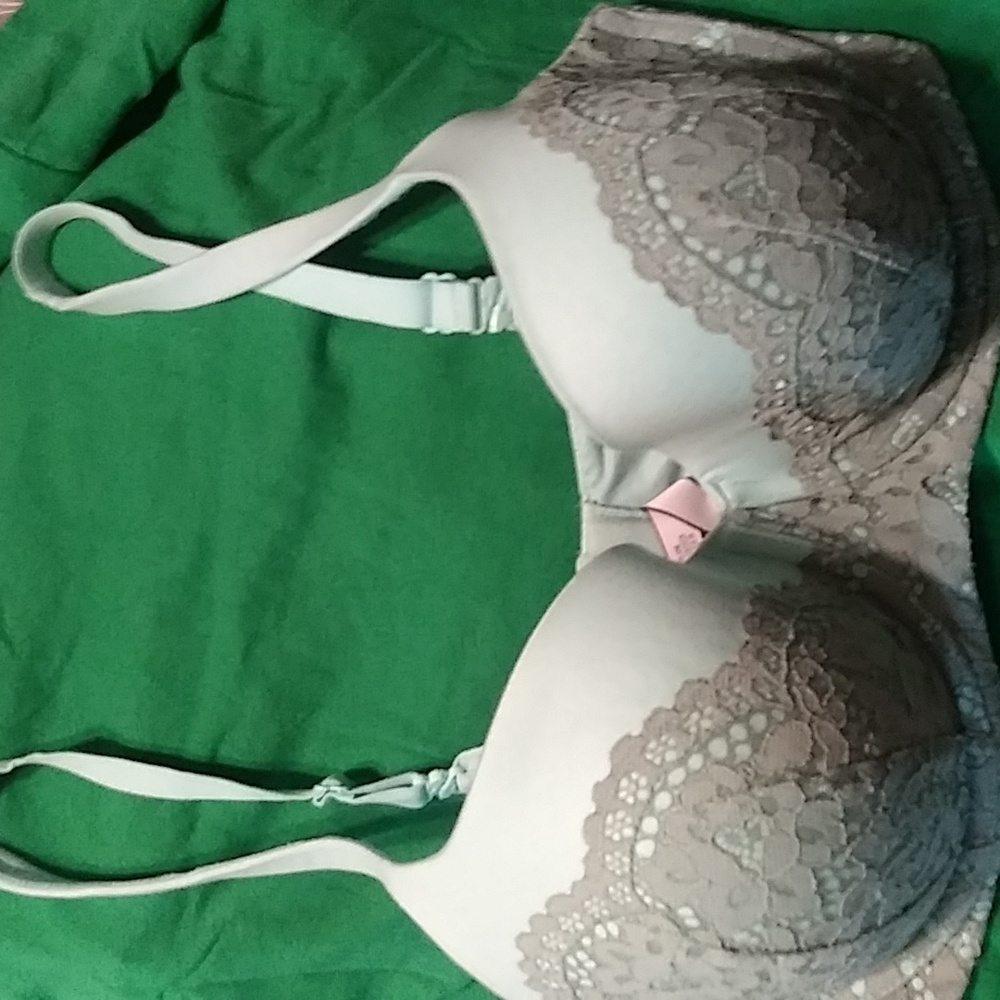 Victoria Secret 38DDD Convertible Bra.  L1